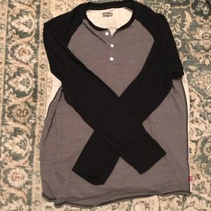 ⭐️2/$10 DONATING MONDAY Long sleeve Levi’s Henley